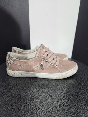 Blowfish Low-Top Lace-Up Sneakers in Dusty Rose